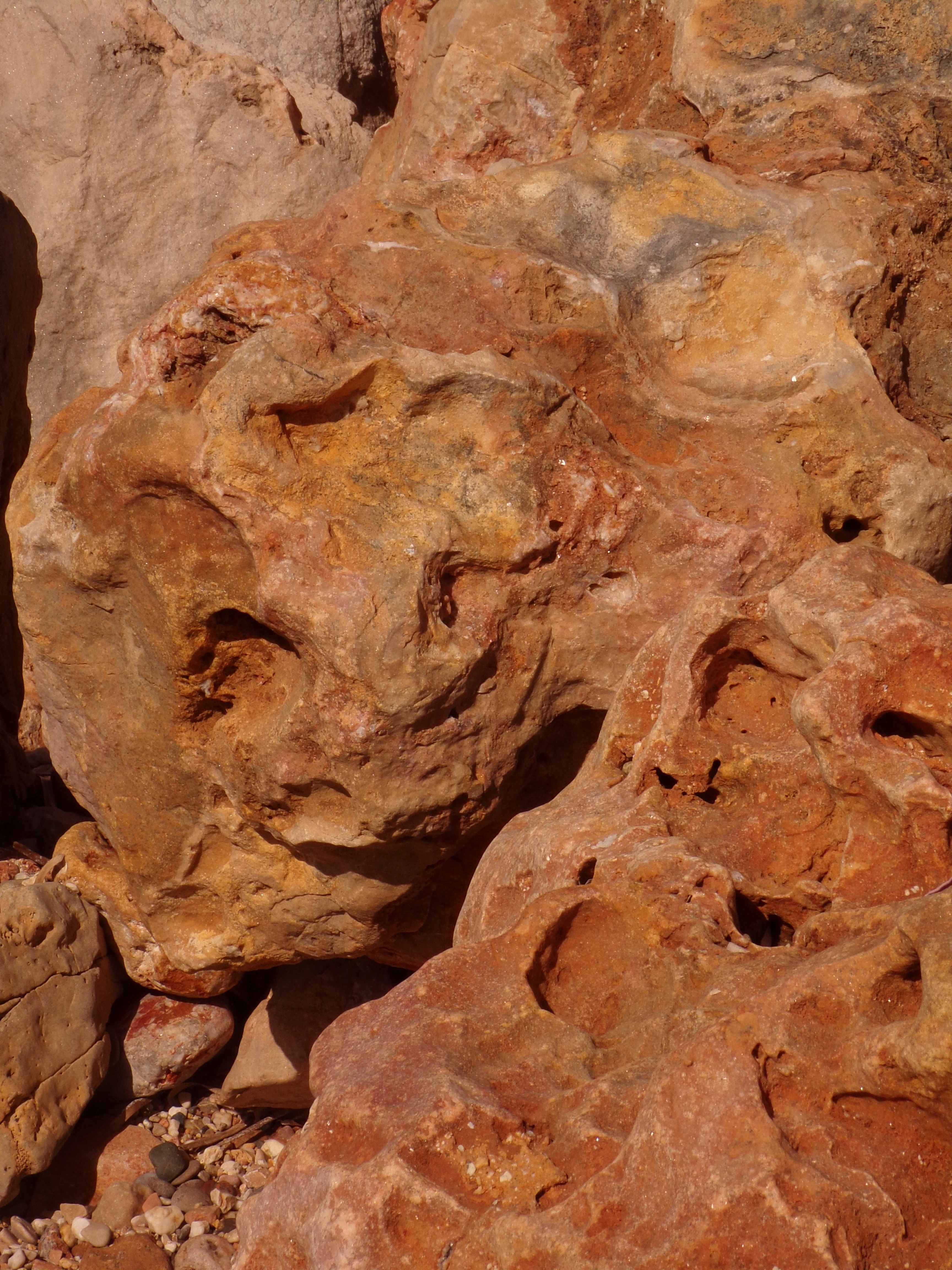 Marie en tenant un vase noir