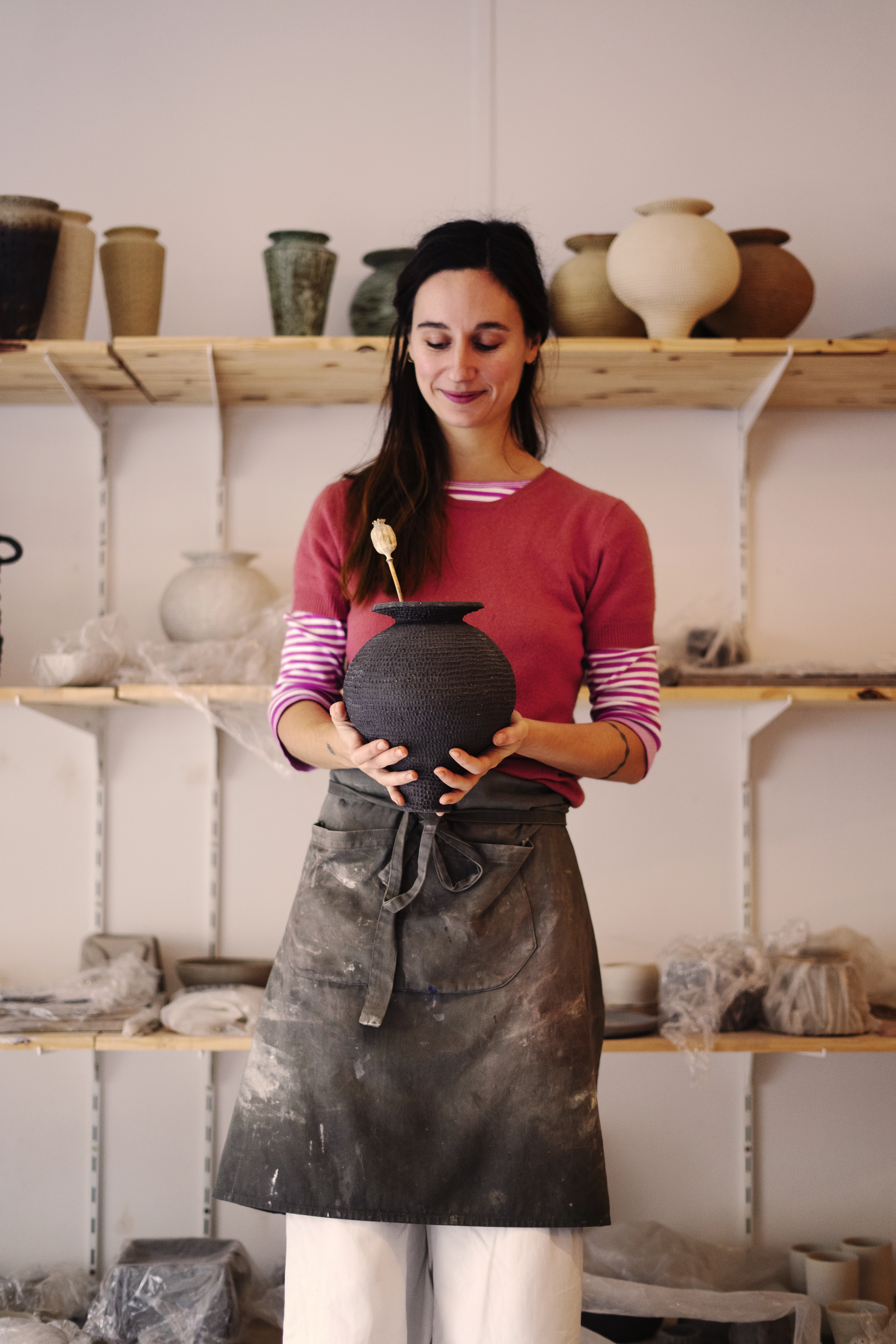 Marie en tenant un vase noir